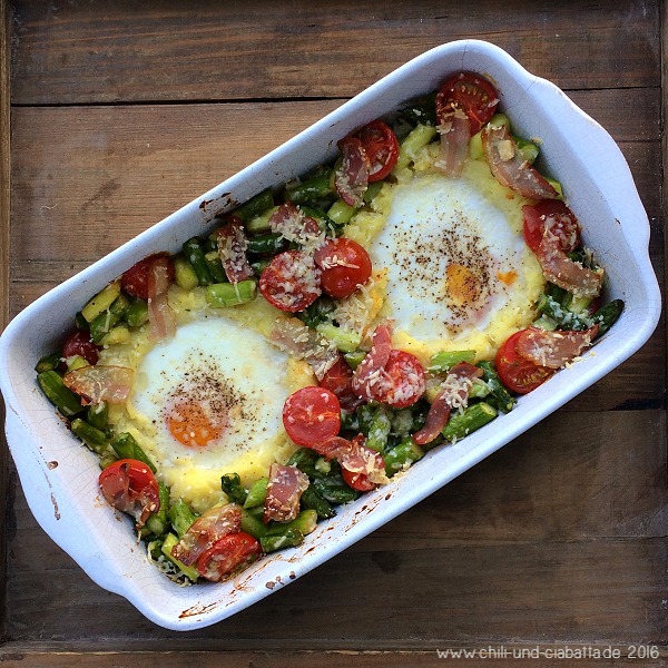 Eier im Kartoffelpüreenest mit Spargel und Tomaten