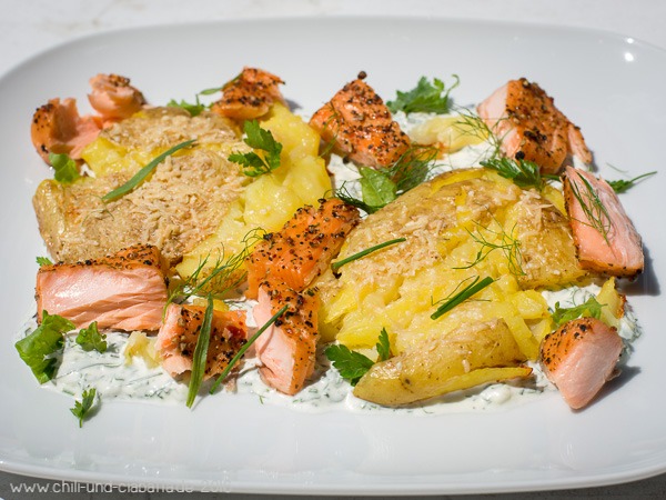 Platt gedrückte Parmesan-Ofenkartoffeln mit Stremellachs