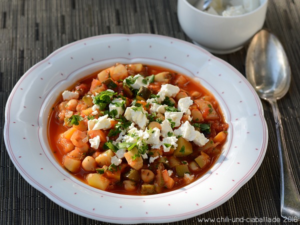 Mediterraner Gemüsetopf mit Kichererbsen und Schafskäse