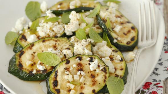 Salat von Zucchini, Feta & Minze