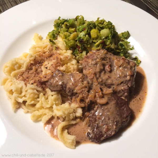 Rehschnitzel in Cranberry-Rahm mit ofengeröstetem Rosenkohl