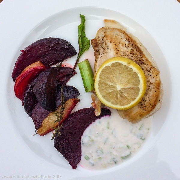 Hähnchenbrust mit ofengebackener Roter Bete und Frühlingszwiebel-Dip